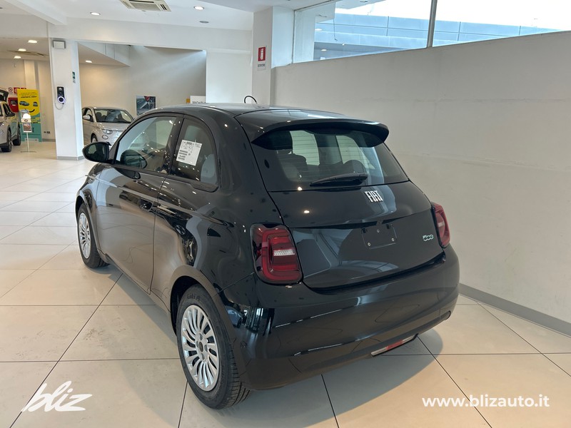 Fiat 500 500e 42 kwh entry pack tech